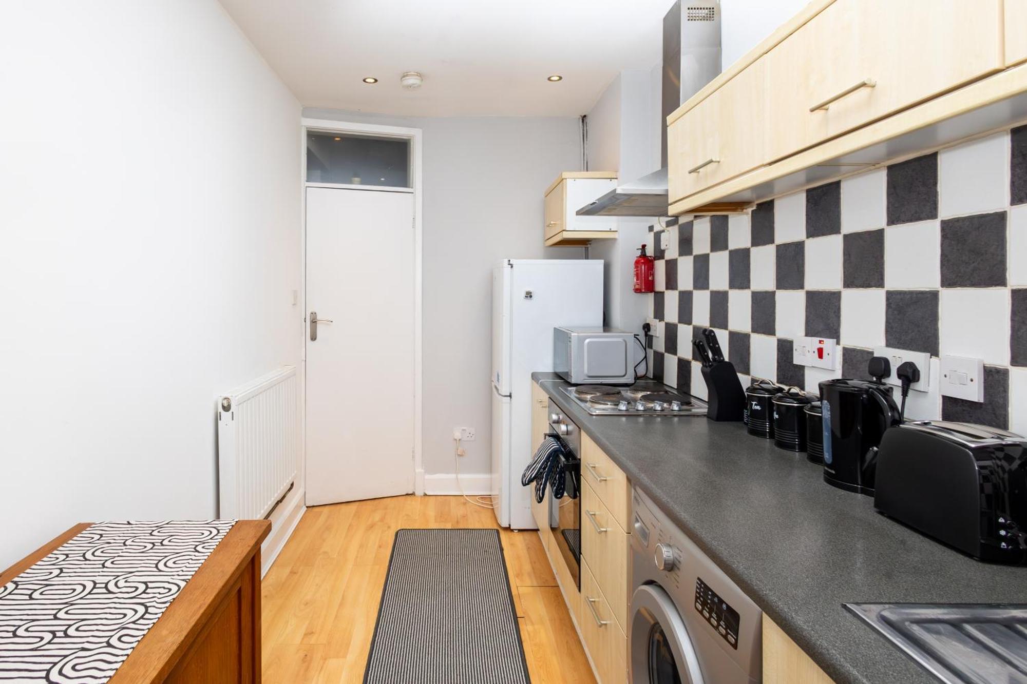 Spacious 3 Bedroom Ground Floor Apartment - 10 Mins From City Centre Лийдс Екстериор снимка