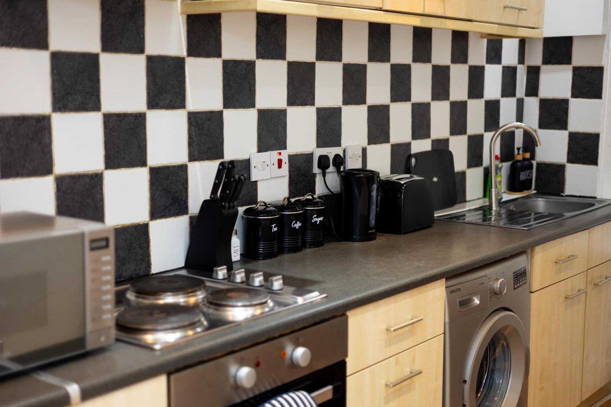 Spacious 3 Bedroom Ground Floor Apartment - 10 Mins From City Centre Лийдс Екстериор снимка