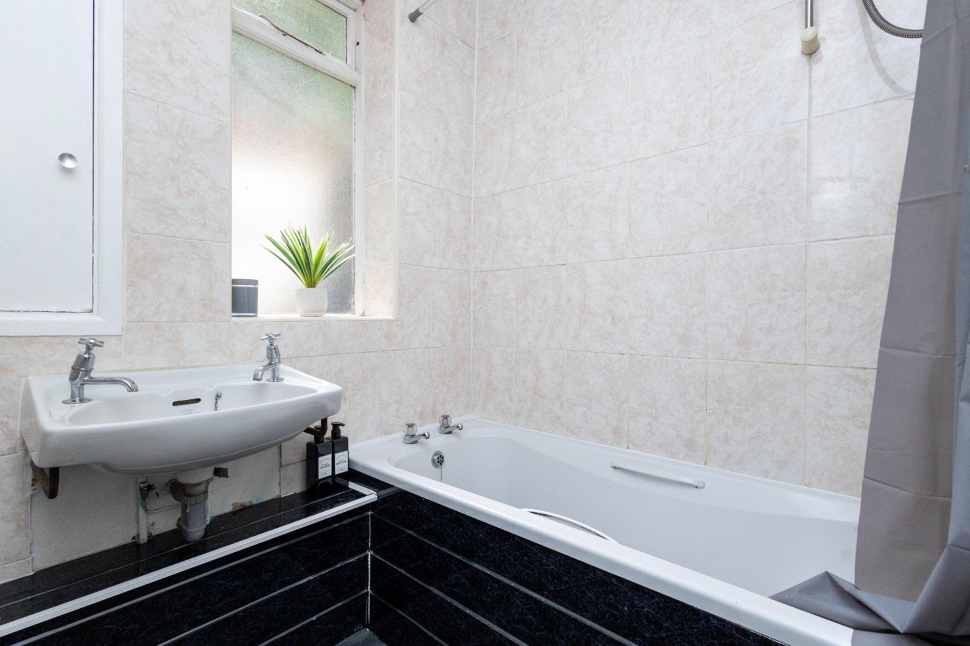 Spacious 3 Bedroom Ground Floor Apartment - 10 Mins From City Centre Лийдс Екстериор снимка